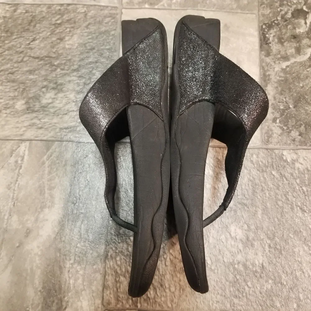 Fitflop Lulu Shimmer Black Silver Microwobbleboard Wedge Thong Sandals Woman's 8